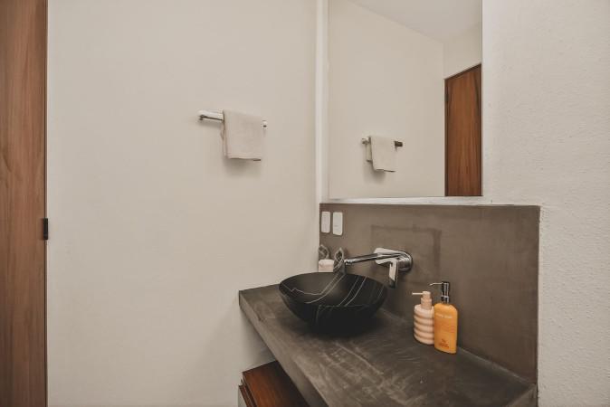 Full bathroom 2