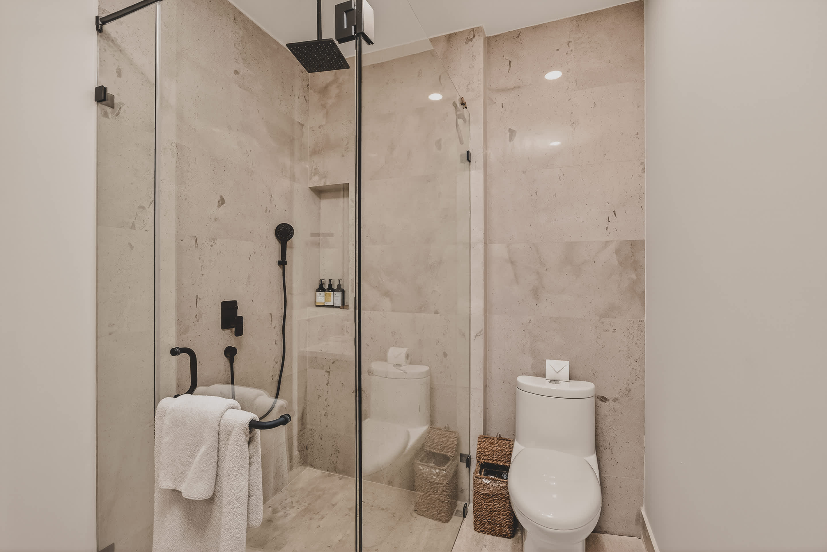 Full bathroom 2