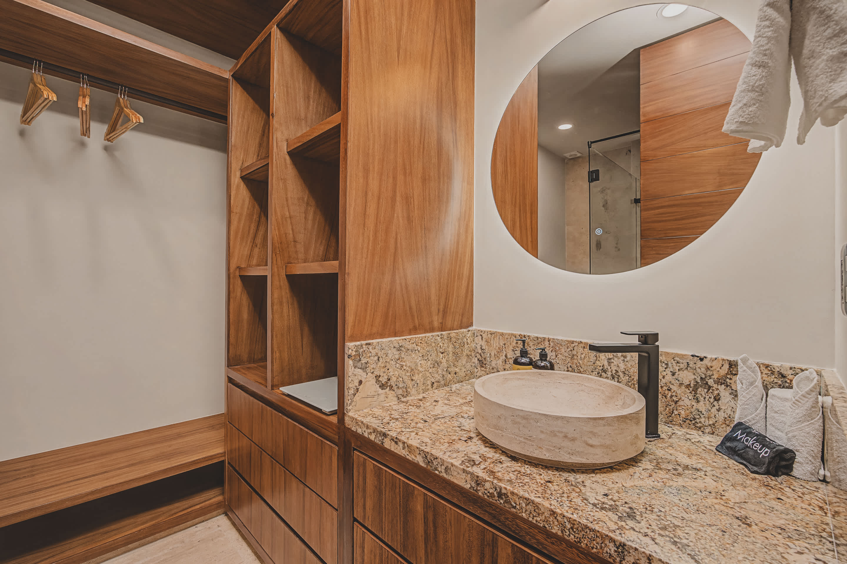 Full bathroom 1