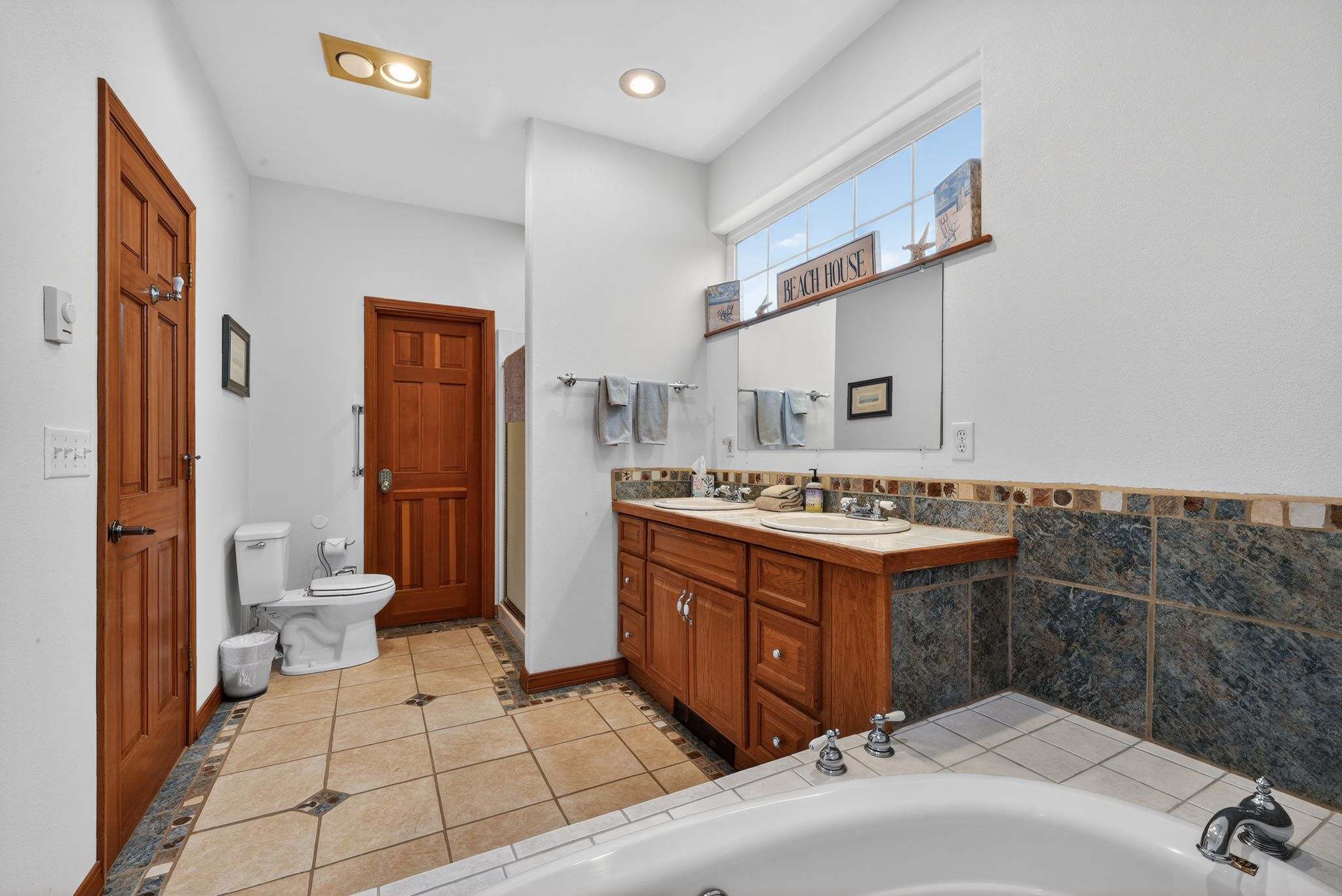 Full bathroom 2