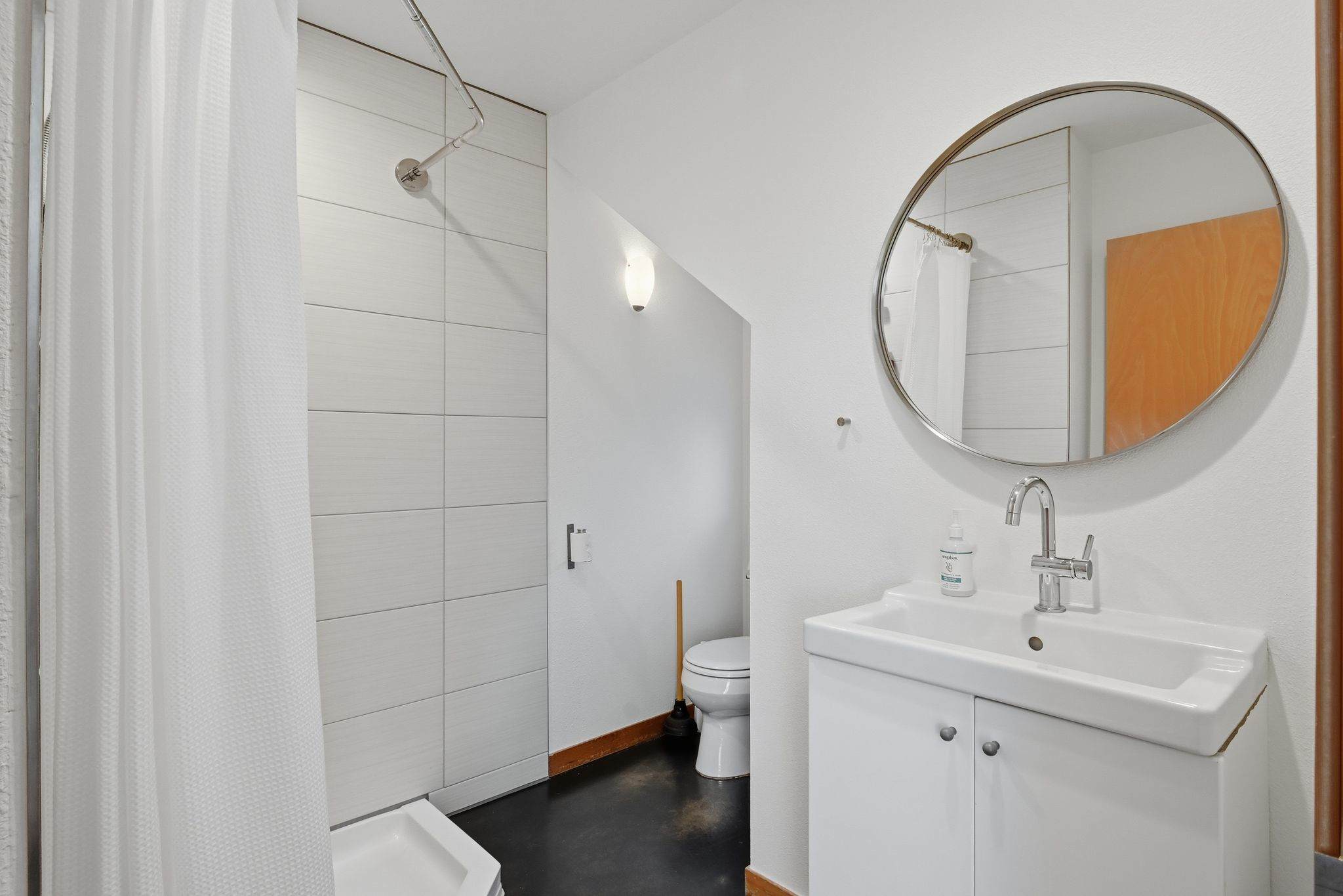 Full bathroom 1