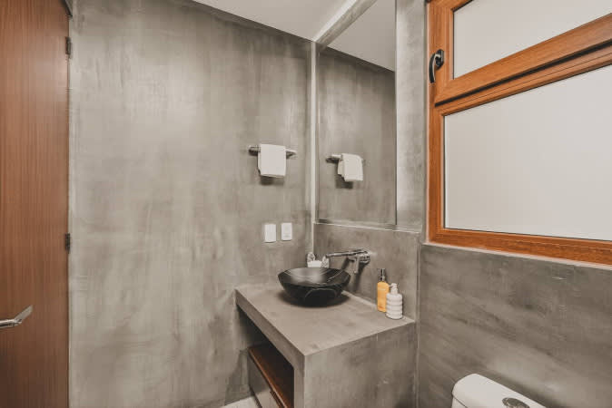 Full bathroom 1