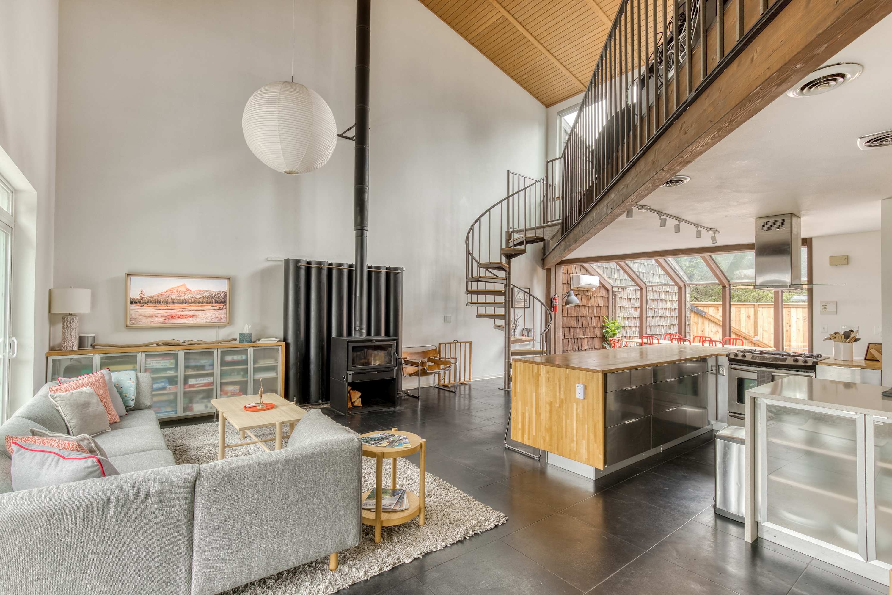 Blue Heron | Modern Retreat, Hot Tub, Chef Kitchen — photo 2