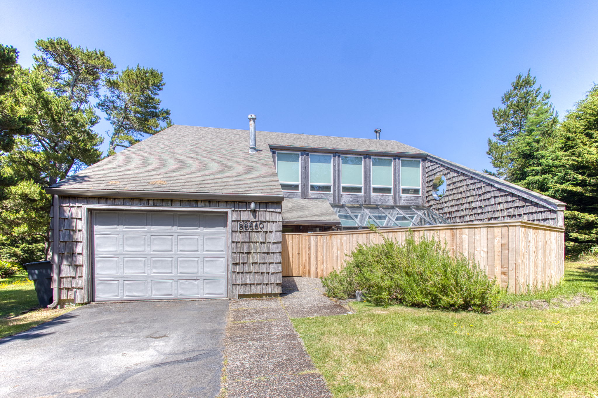 Blue Heron | Modern Retreat, Hot Tub, Chef Kitchen — photo 4