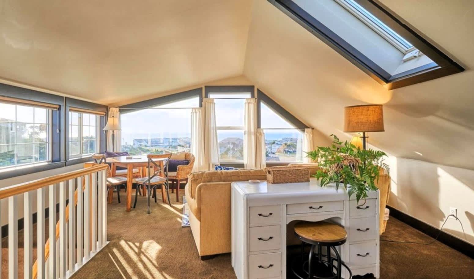 Castello Del Mare - Ocean views, Hot tub, Dogs OK — photo 2