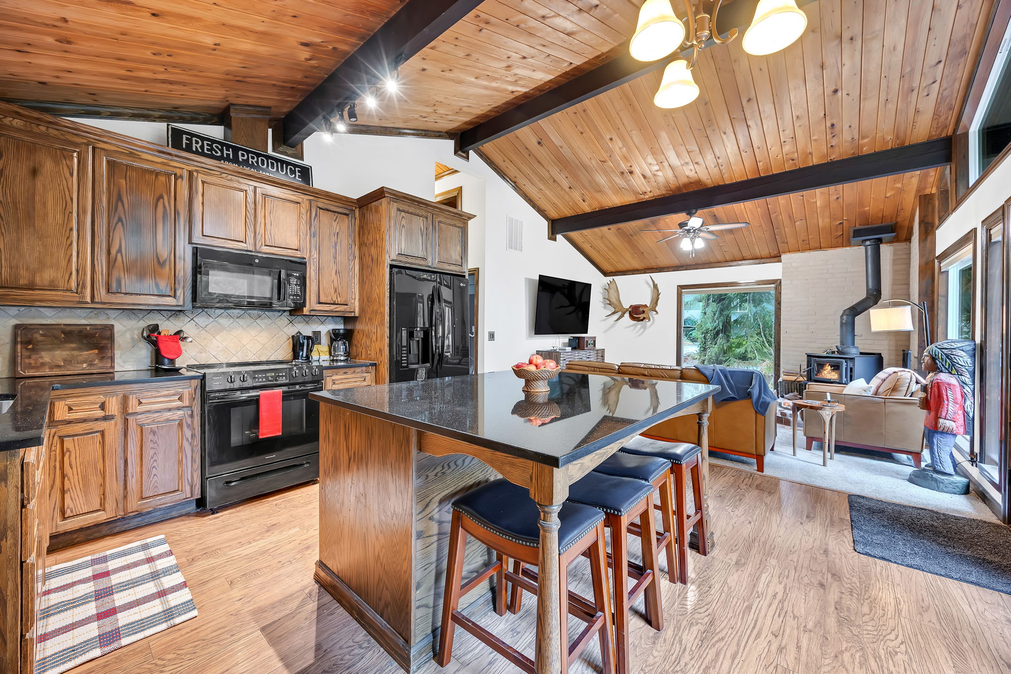 Chalet Seraphina - Cozy Pet Friendly Home With Hot tub — photo 4