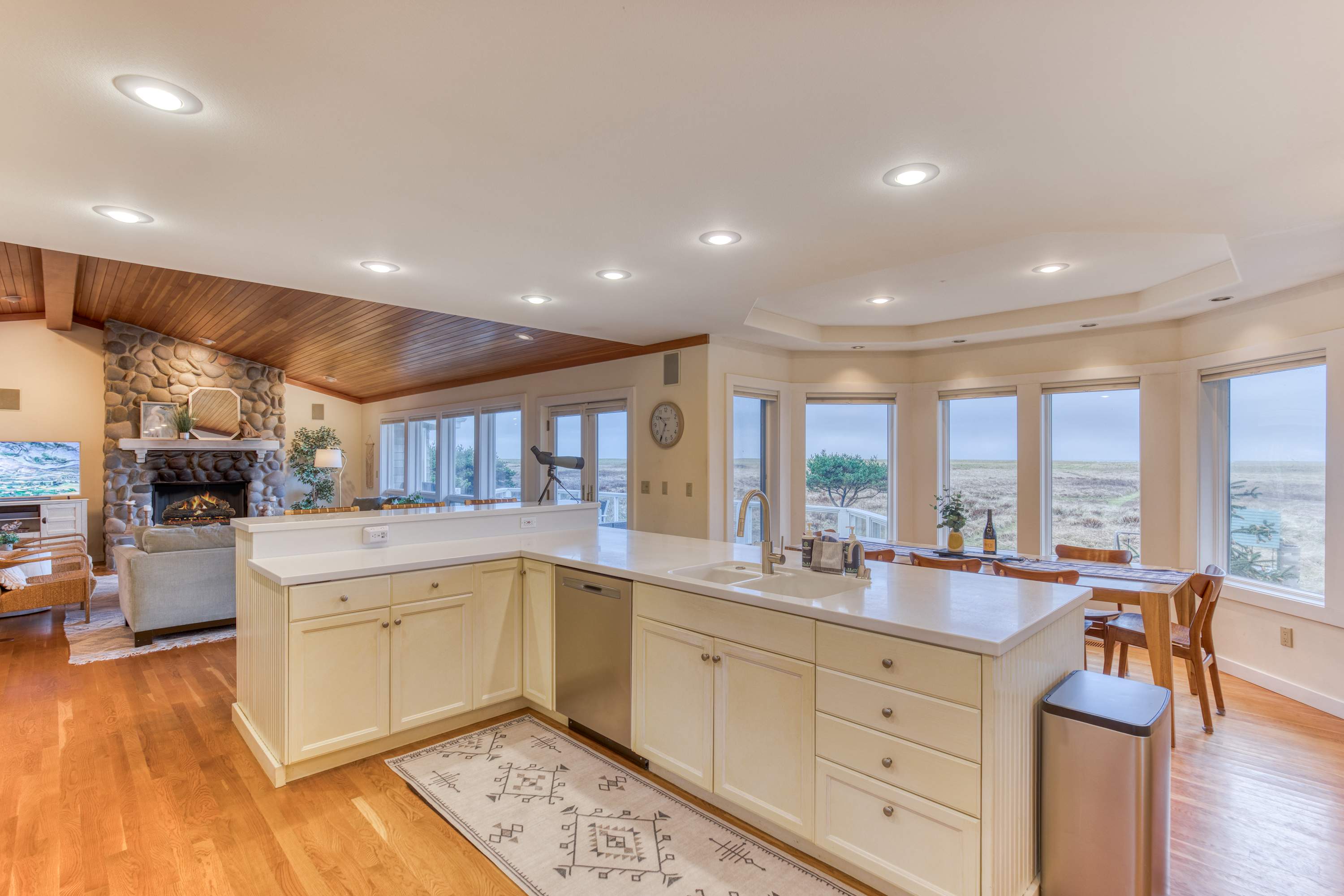 Elk Ridge - Lux Oceanfront Family Retreat Hot Tub — photo 3