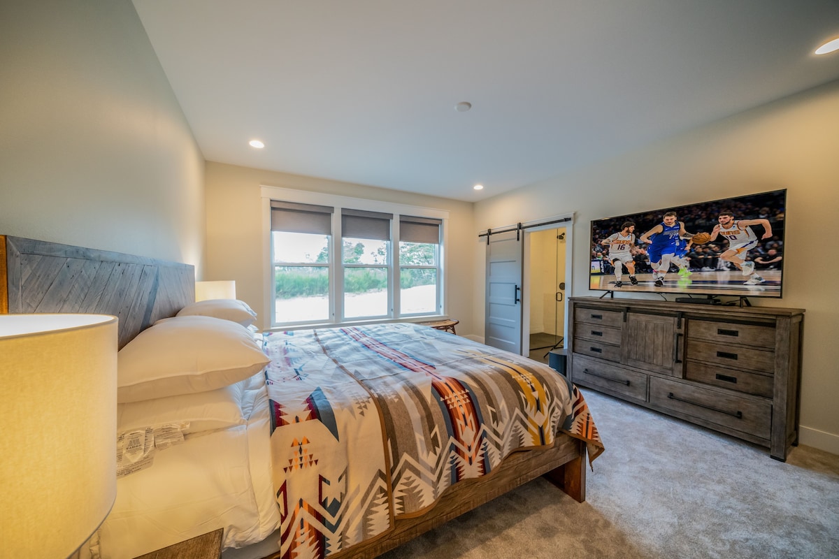 Gearhart Getaway: Hot Tub + Walk to the Beach — photo 2