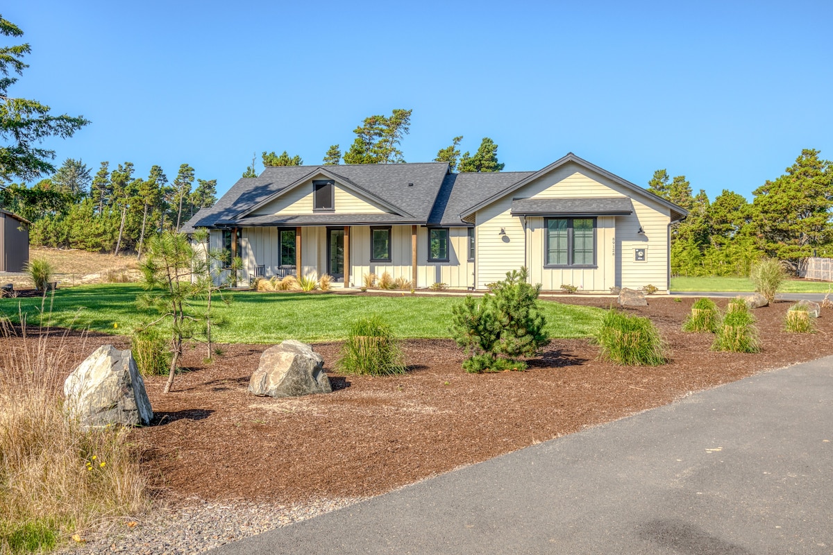 Gearhart Getaway: Hot Tub + Walk to the Beach — photo 4