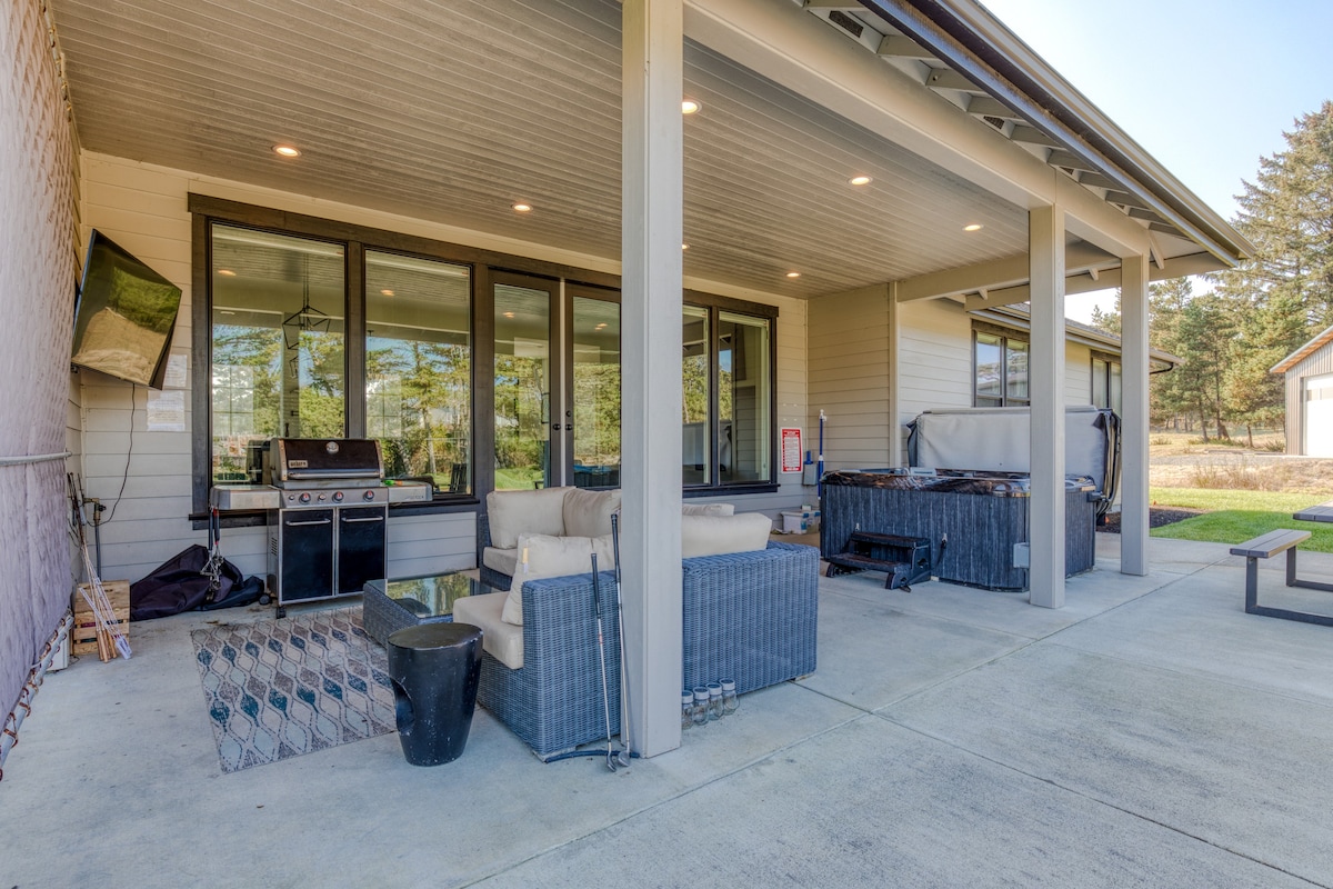 Gearhart Getaway: Hot Tub + Walk to the Beach — photo 5