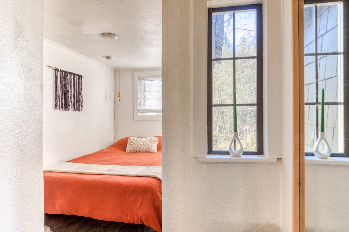 Lolo Bungalow - Private hot tub, riverfront access — photo 3