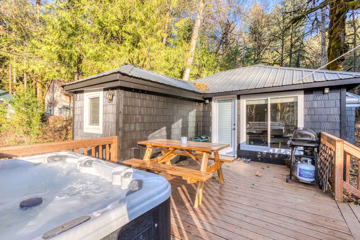 Lolo Bungalow - Private hot tub, riverfront access — photo 1