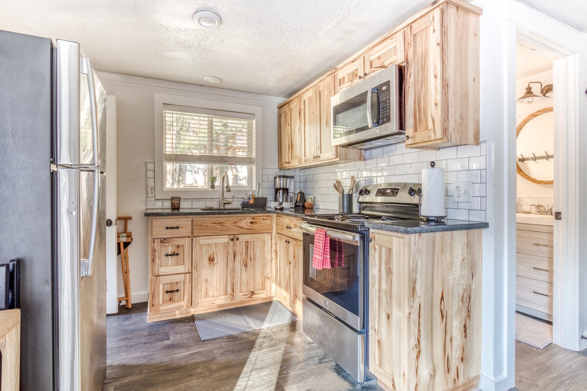 Lolo Bungalow - Private hot tub, riverfront access — photo 4