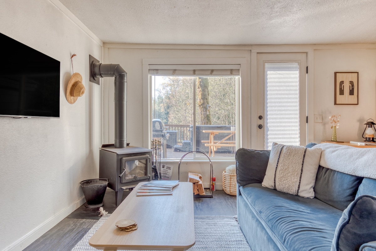 Lolo Bungalow - Private hot tub, riverfront access — photo 2