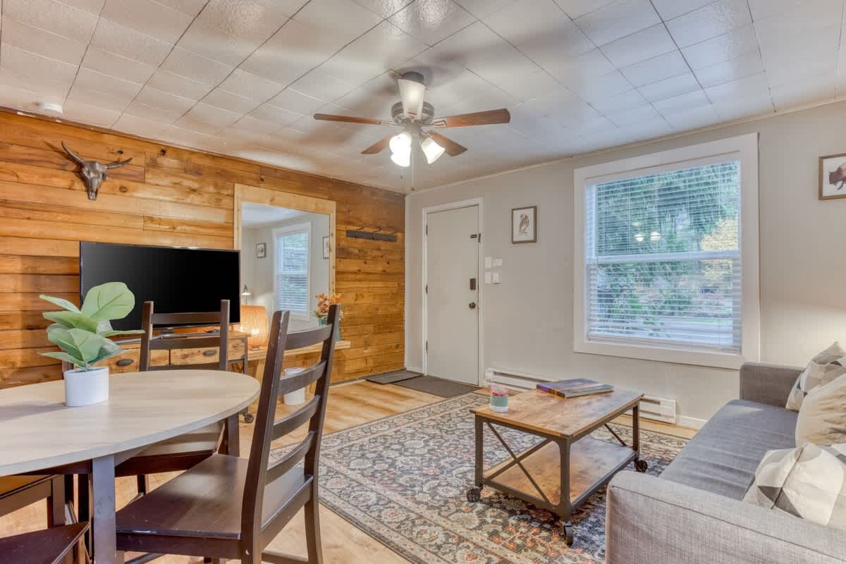 Modern Conveniences, Rustic Charm - Mt Air Unit 12