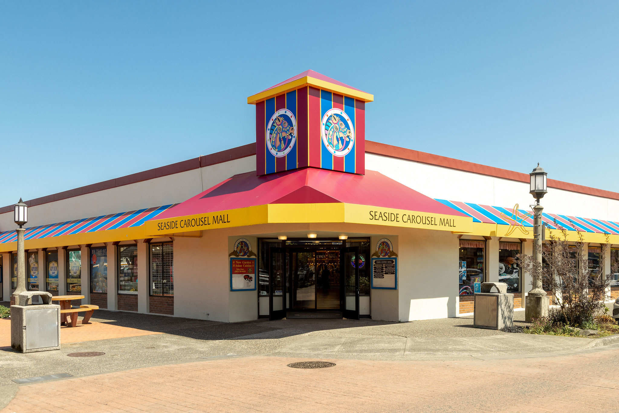 Family-friendly Seaside Carousel Mall with boutiques, eateries, and a classic carousel experience.