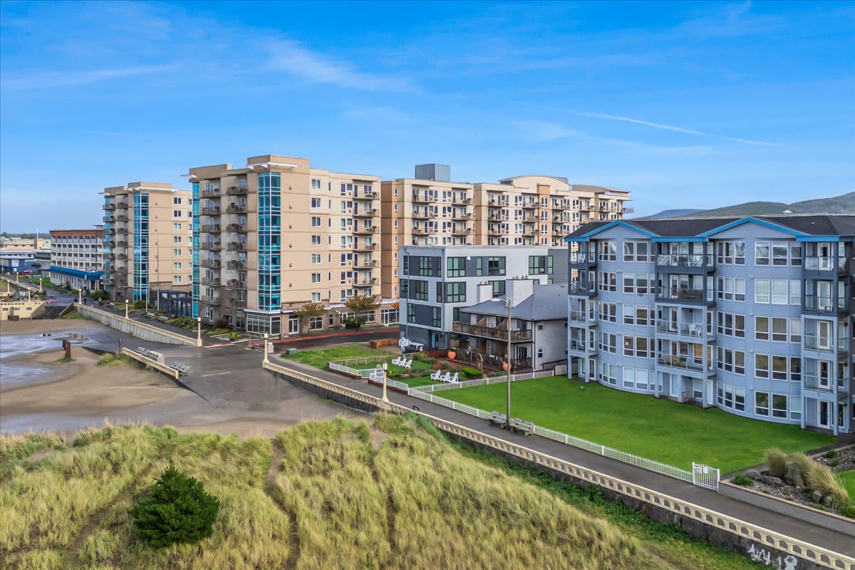 Stay steps from the sand in this beachfront location with easy Promenade walks and relaxing ocean vibes.