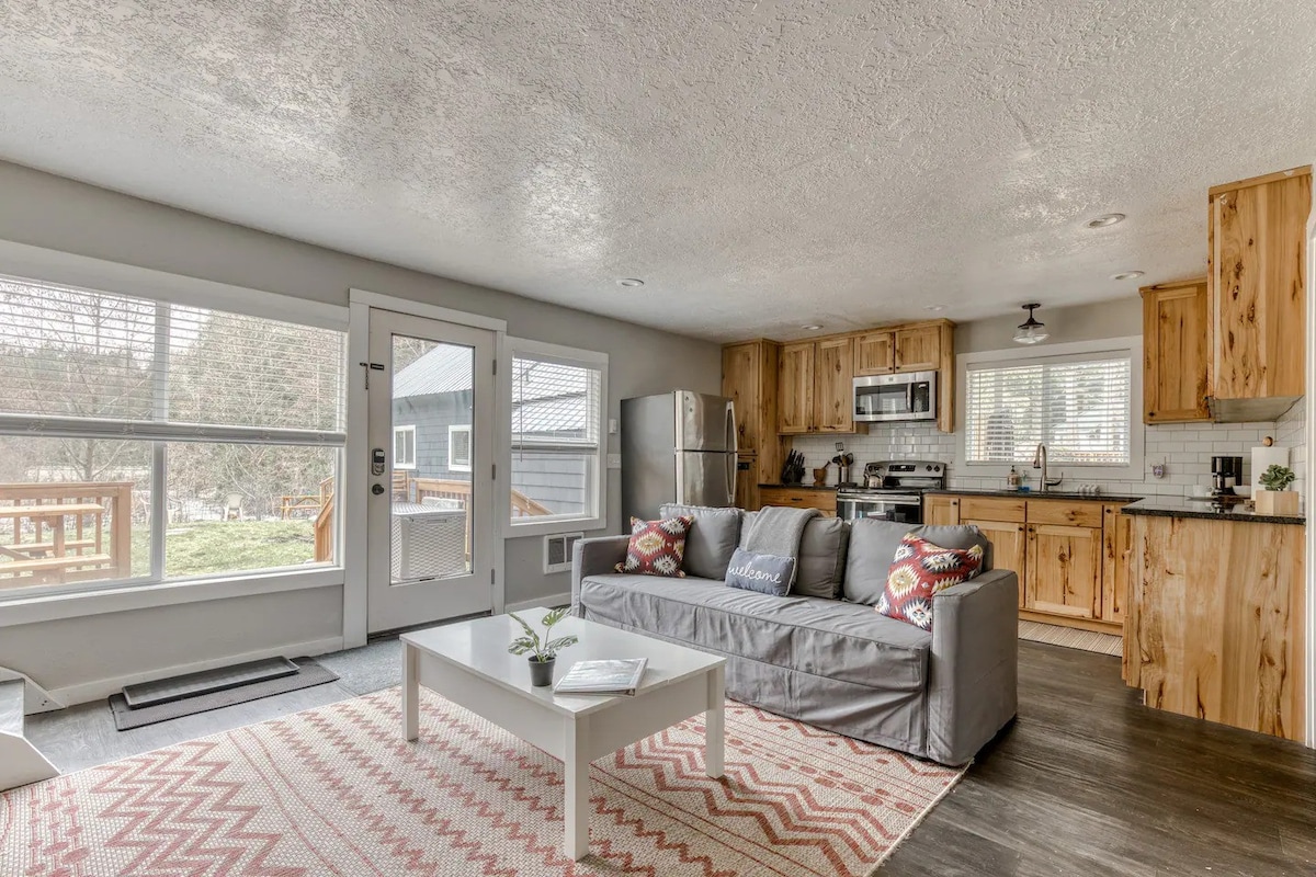 Riverbend Cabin Hot Tub, River Front Dog Friendly — photo 2