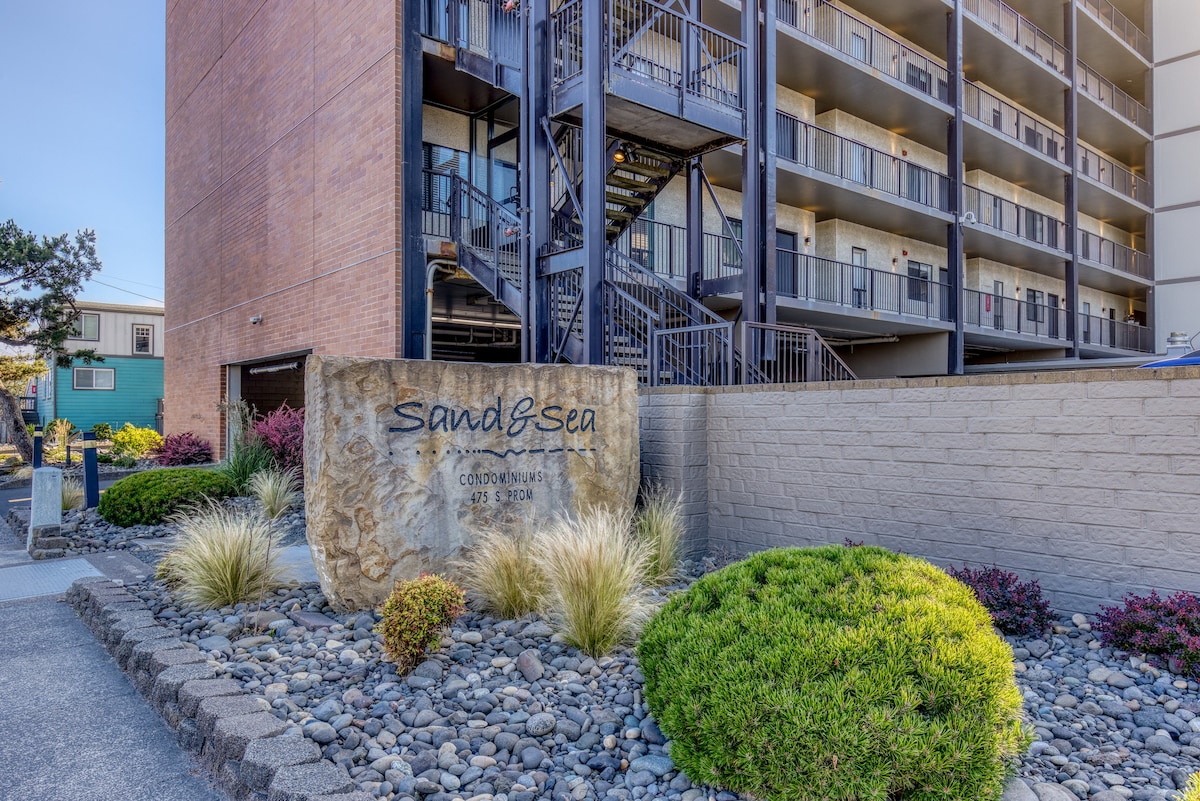 Sand & Sea (104) Lewis & Clark -Lux Oceanfront Pool — photo 4