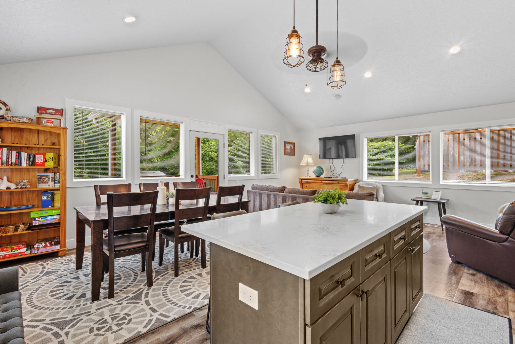  Secluded Hot Tub Retreat on 14 Acres Near Beaches — photo 2