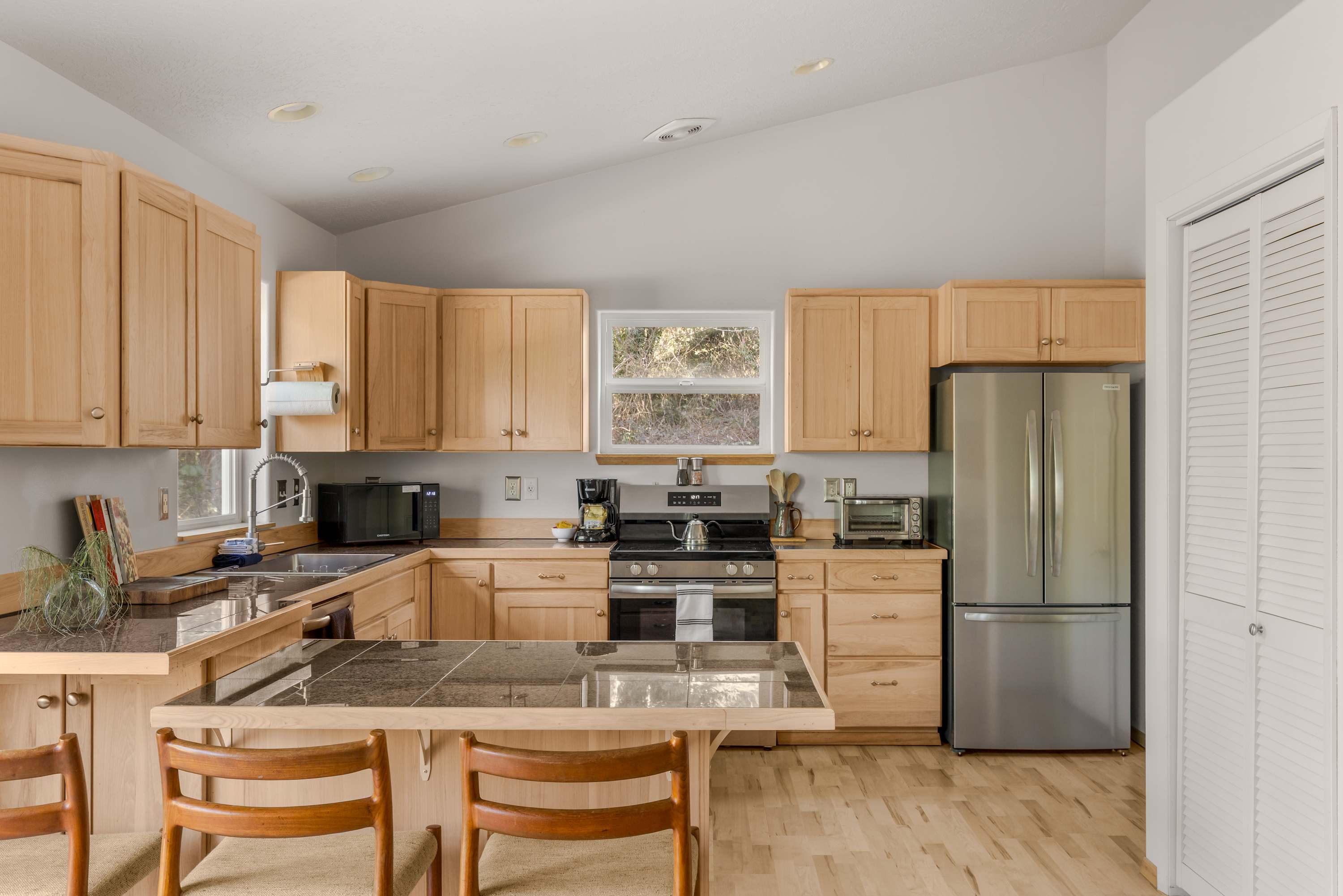 The Lucky Crab at Netarts Cozy Pet Friendly Retreat Deck  — photo 4