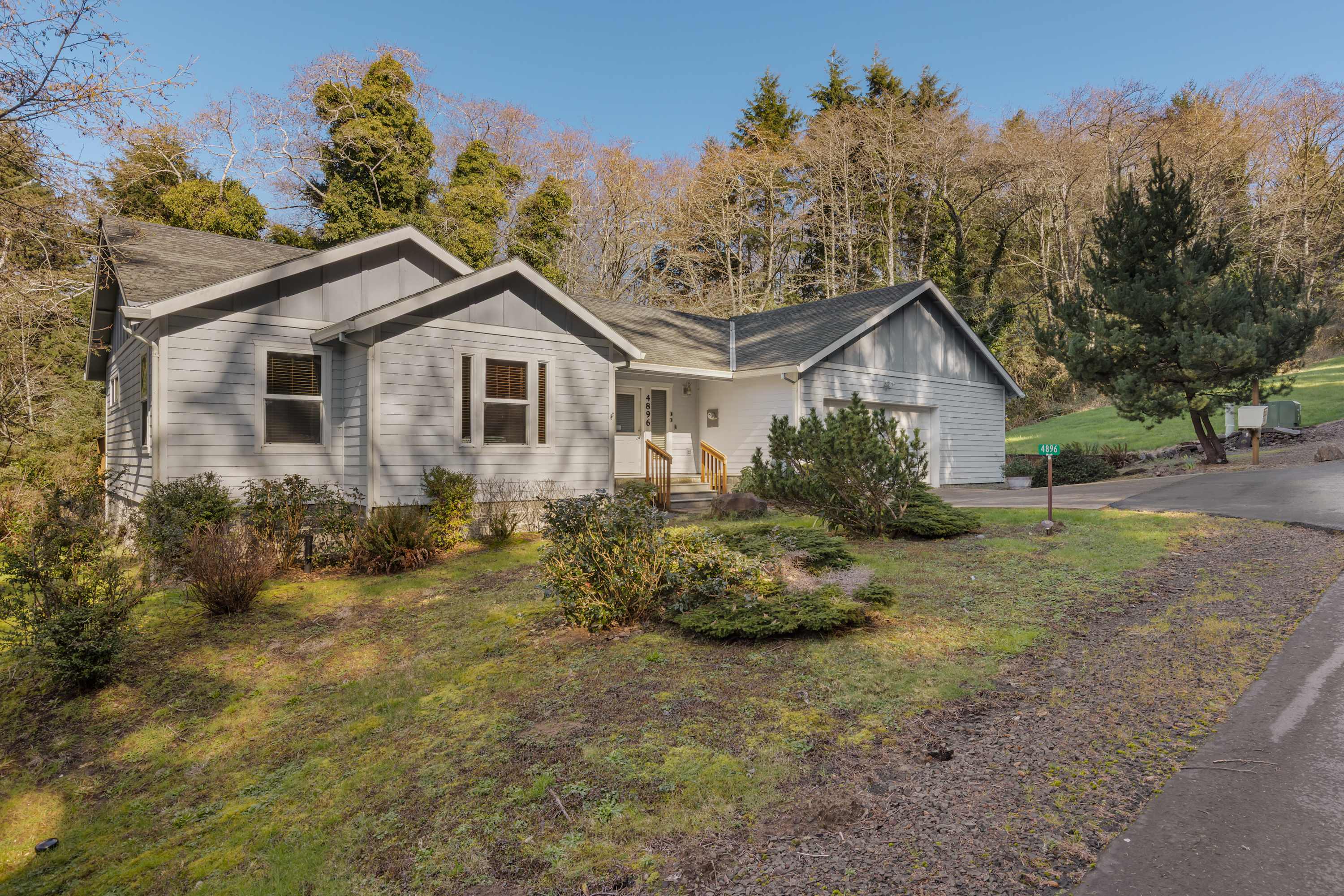 The Lucky Crab at Netarts Cozy Pet Friendly Retreat Deck  — photo 1