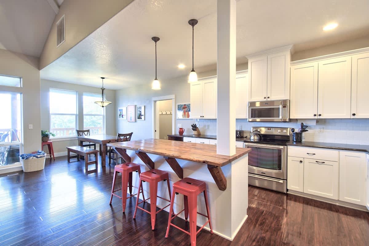 The Perch - Eola Hills Pet Friendly w Hot tub — photo 4