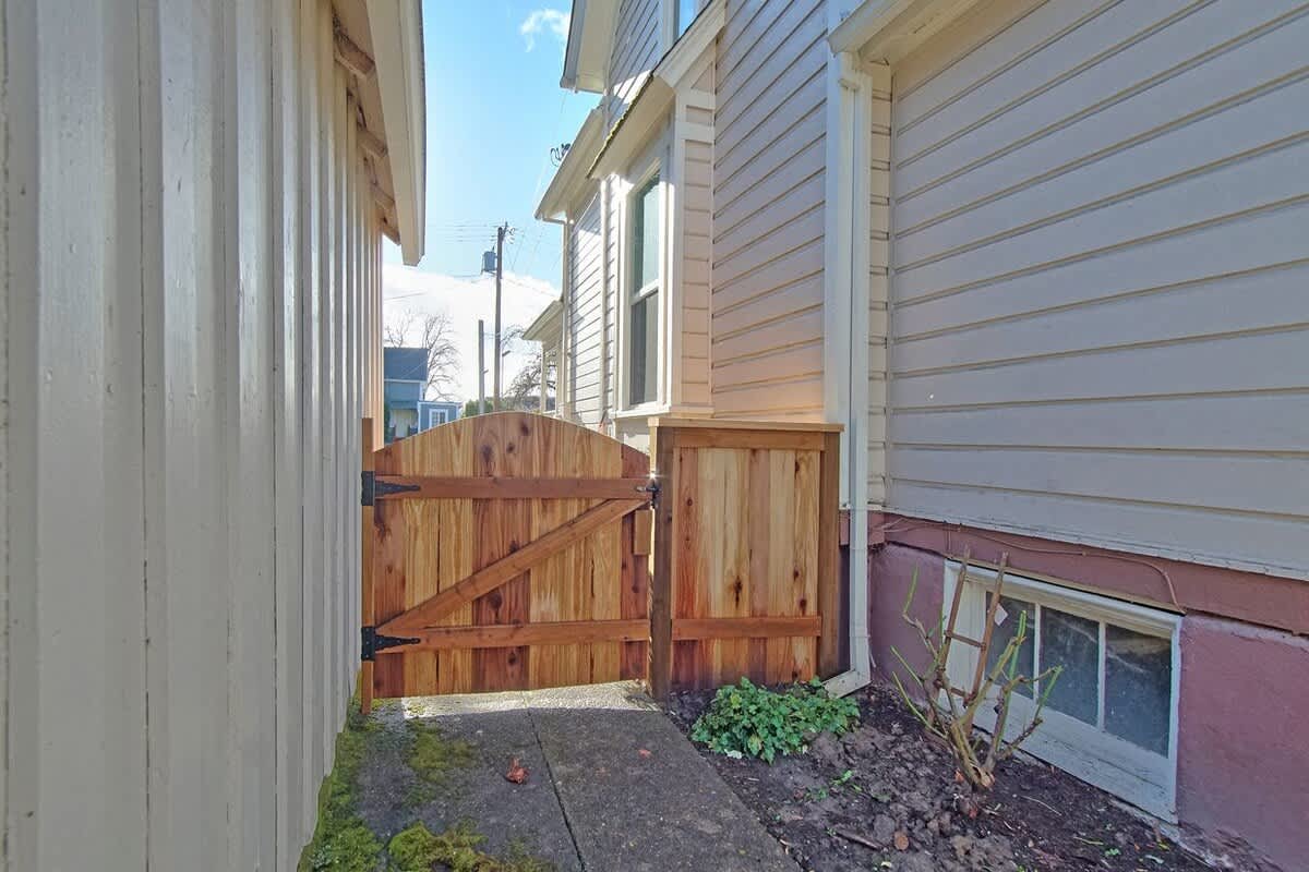 The Pink House - Pets OK Victorian Near 3rd Street — photo 5