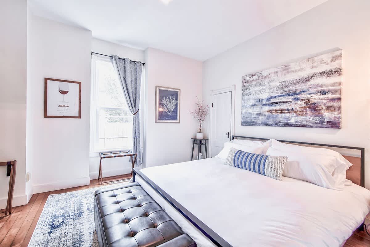 The Pink House - Pets OK Victorian Near 3rd Street — photo 3