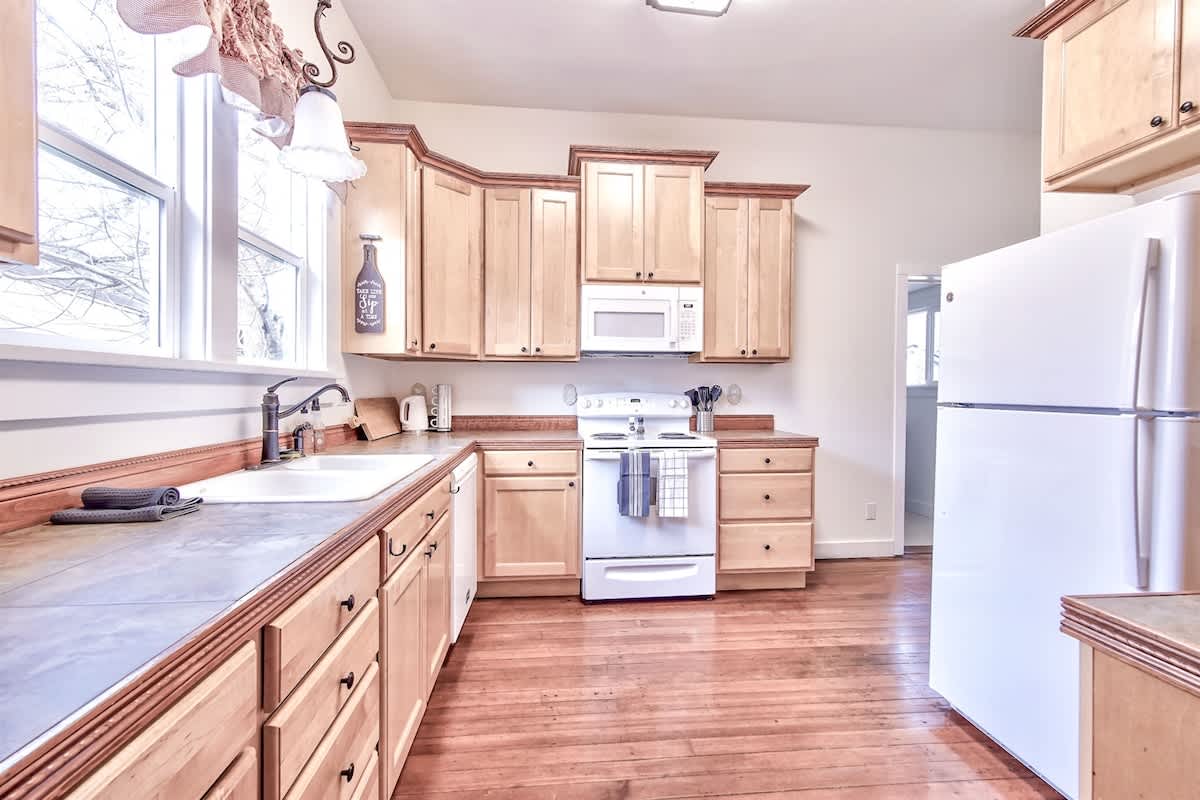 The Pink House - Pets OK Victorian Near 3rd Street — photo 4