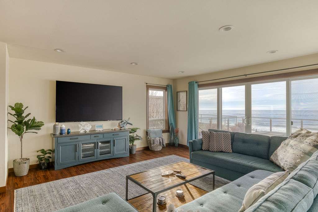 The Salt Life - Oceanfront escape Hot tub — photo 2