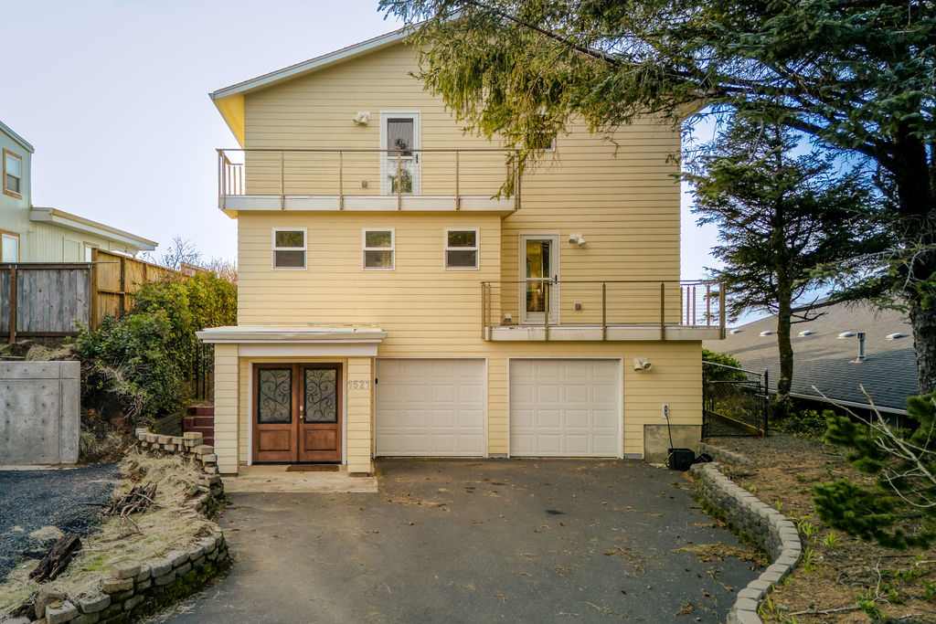 The Salt Life - Oceanfront escape Hot tub — photo 5