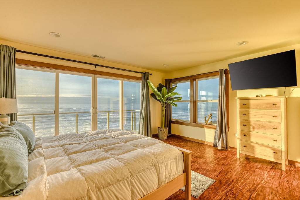 The Salt Life - Oceanfront escape Hot tub — photo 3