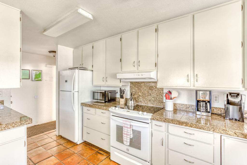 Tranquil Edge Retreat - Truly Oceanfront Hot Tub  — photo 4