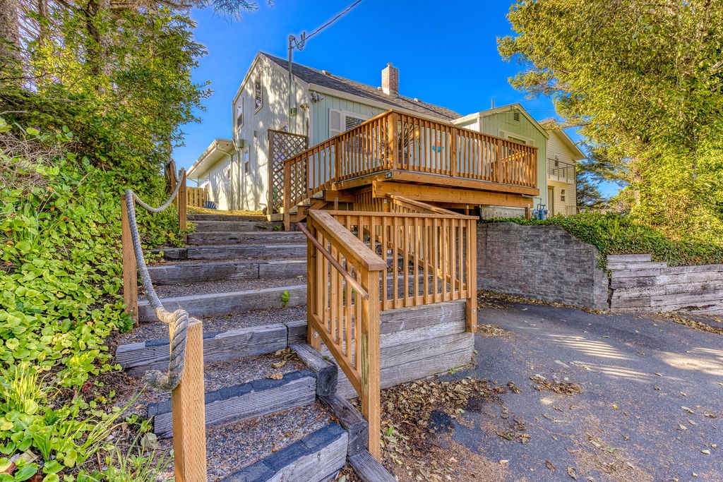 Tranquil Edge Retreat - Truly Oceanfront Hot Tub  — photo 5