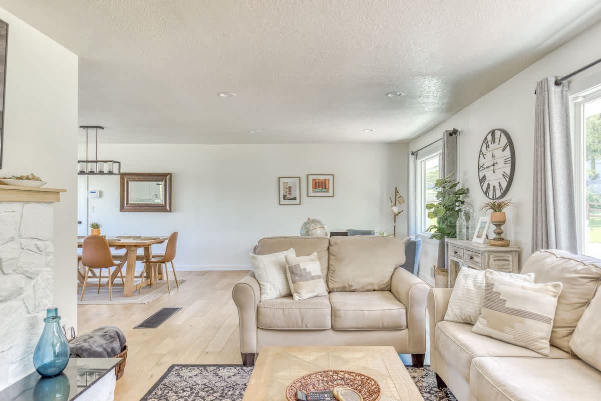 Two acres Home Hot tub, Pool table and Game room — photo 2