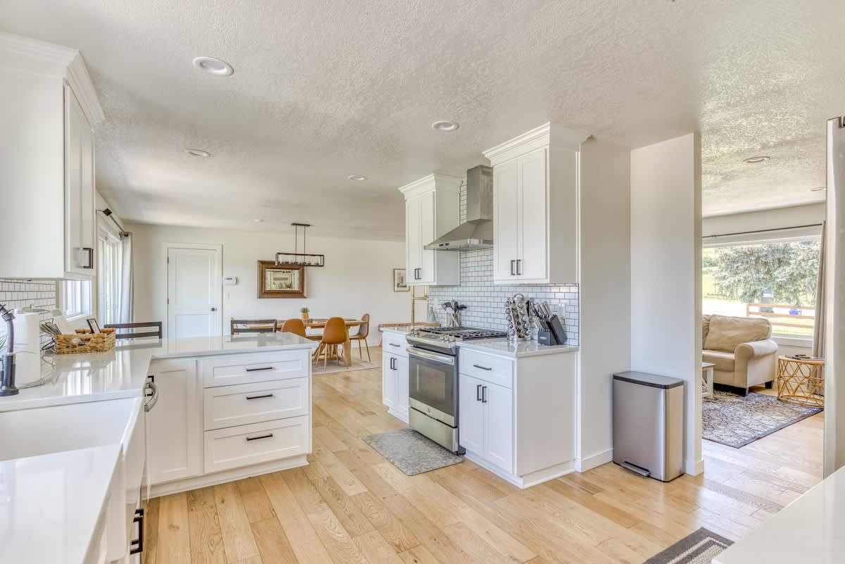 Two acres Home Hot tub, Pool table and Game room — photo 4