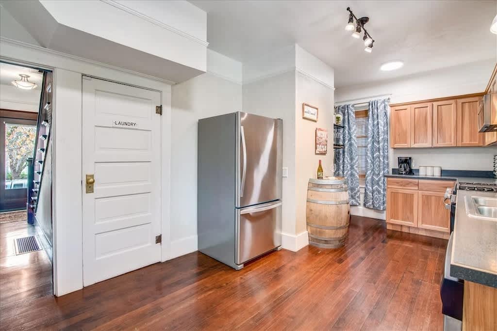 Vino e Vita Historic Pet-Friendly Home-EV Charger — photo 4