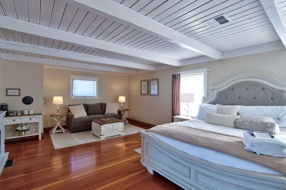 Vintage Terrace: Historic Charm Group-Ready HotTub — photo 1