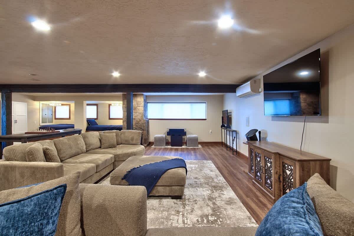 Vintage Terrace Spacious Historic Getaway Hot Tub — photo 1