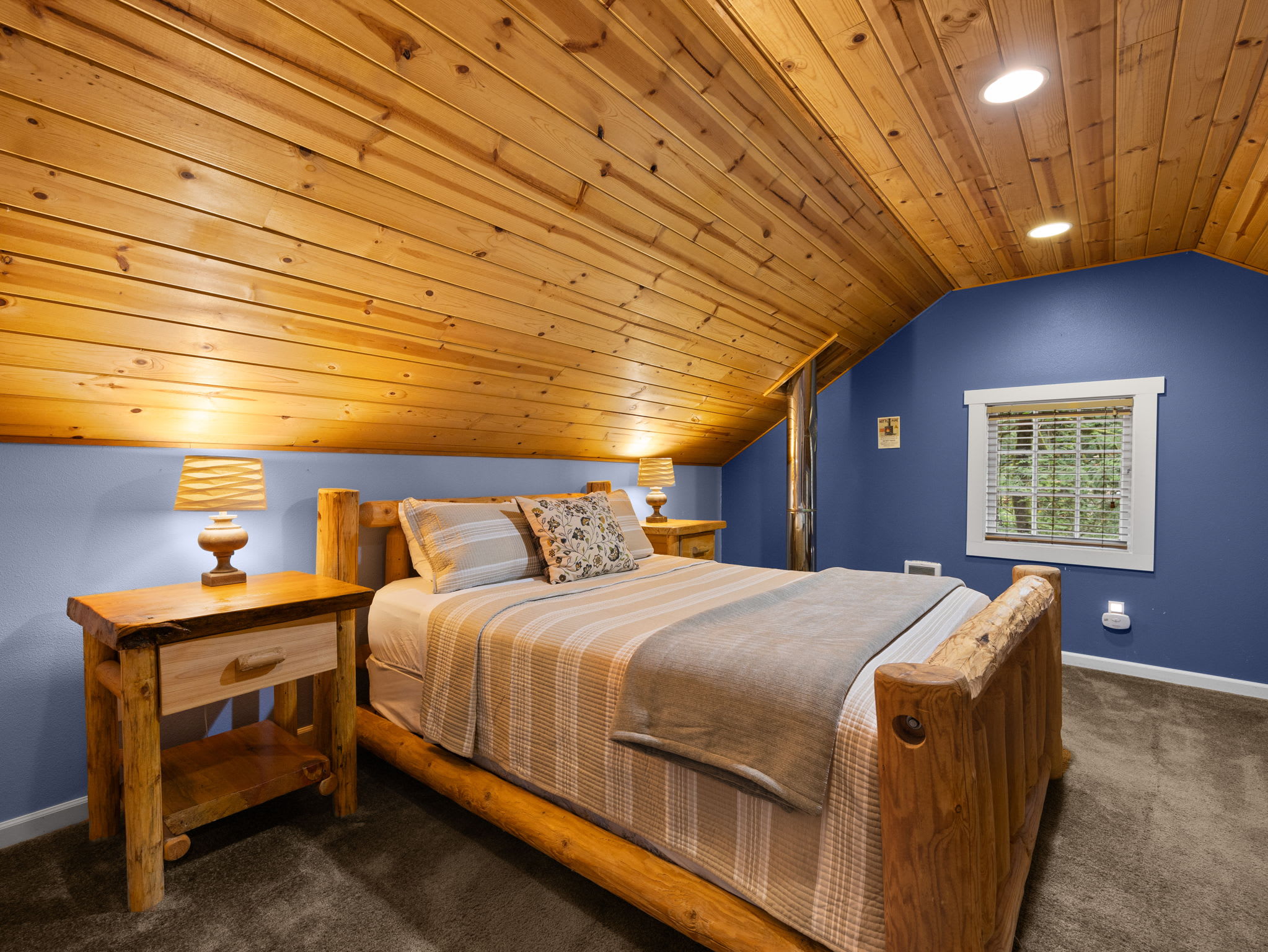 Whispering Pines: Hot Tub Retreat w Sports Court — photo 2