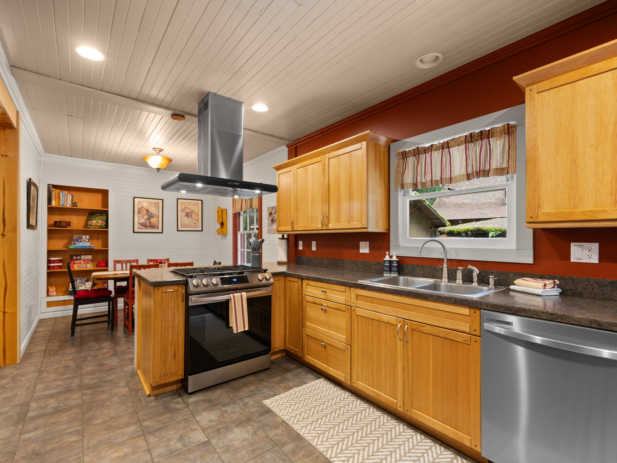 Whispering Pines: Hot Tub Retreat w Sports Court — photo 3