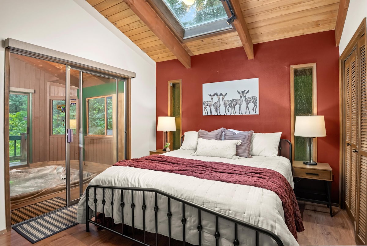  ZigZag Basecamp: Hot Tub & Forest Views — photo 3