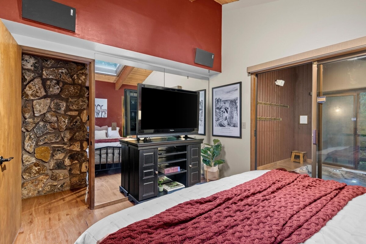 ZigZag Basecamp: Indoor Hot Tub, Forest Views, photo 19 of 38
