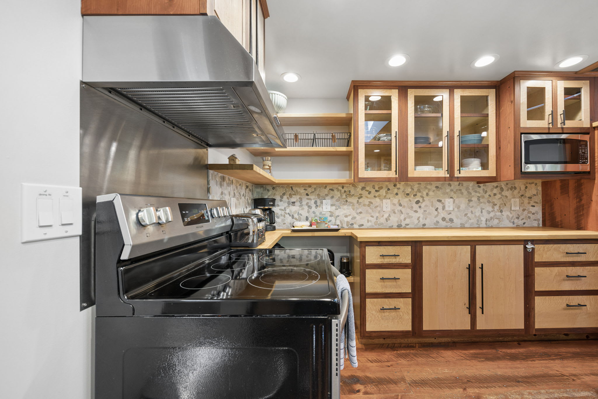 Howard's Hideaway Riverfront Pet Friendly Cabin , photo 16 of 76