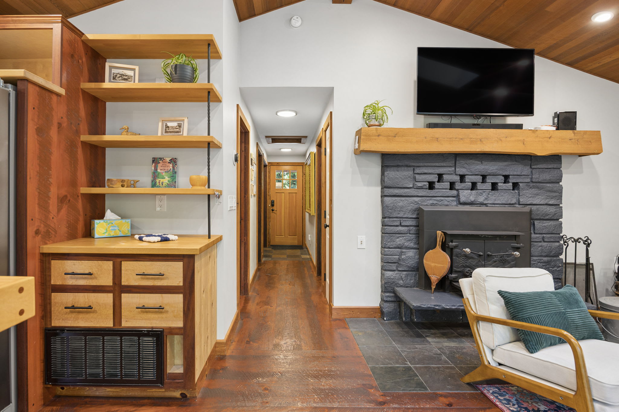 Howard's Hideaway Riverfront Pet Friendly Cabin , photo 9 of 76