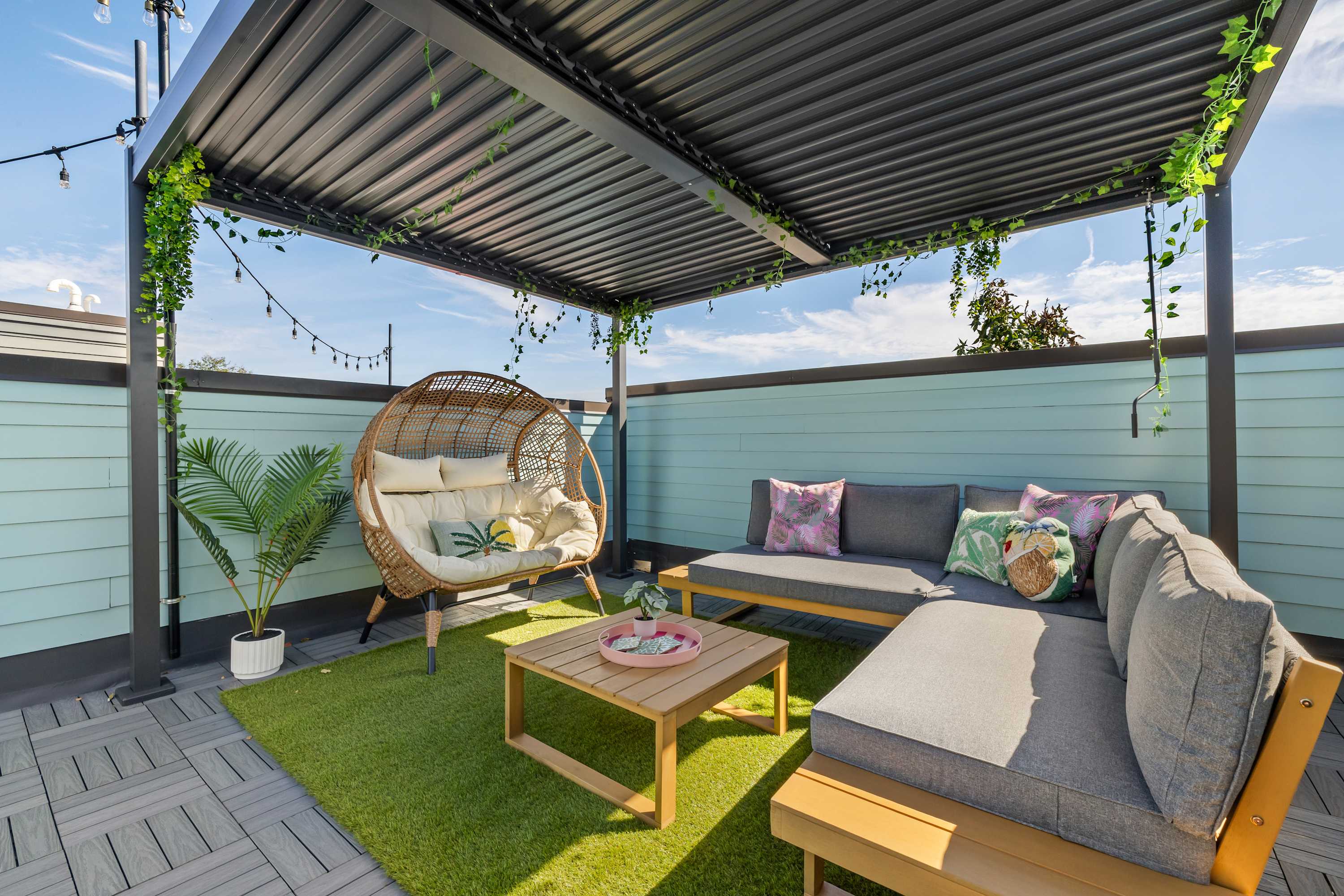 Joeys House - Rooftop, Sauna, Karaoke Stage