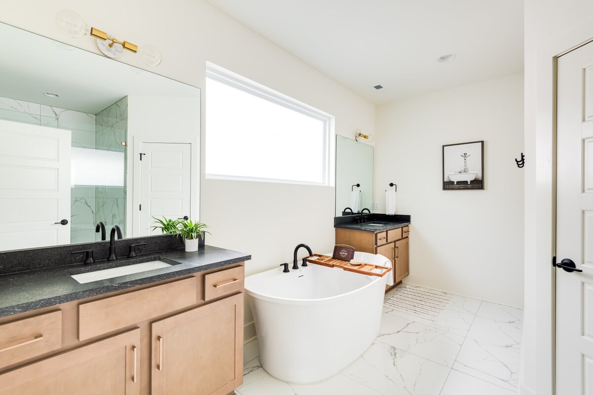 Full Bathroom 1
