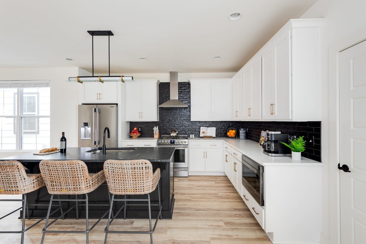 Ashland House | Spacious Home with Yard — photo 3
