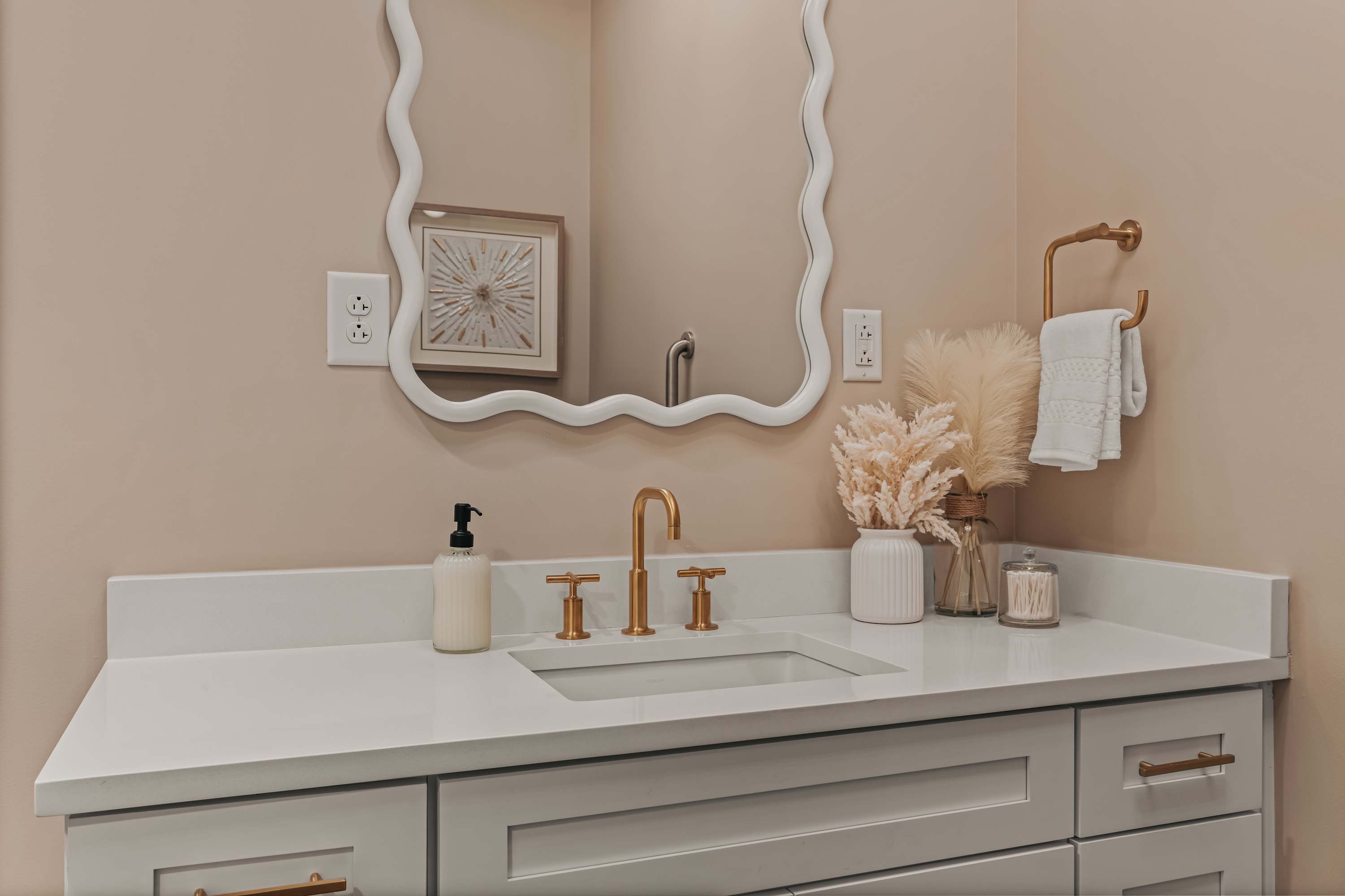 Full Bathroom 1